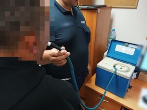 Mężczyzna w trakcie badania stanu trzeźwości
