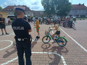 Policjanci w trakcie egzaminowania młodych rowerzystów