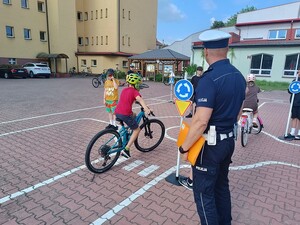 Policjanci w trakcie egzaminowania młodych rowerzystów