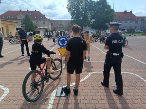 Policjanci w trakcie egzaminowania młodych rowerzystów