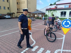 Policjanci w trakcie egzaminowania młodych rowerzystów