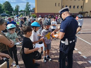 Policjanci w trakcie egzaminowania młodych rowerzystów