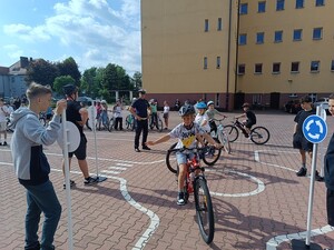 Policjanci w trakcie egzaminowania młodych rowerzystów