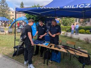 Policjanci na szkolnym pikniku w trakcie rozmowy z młodzieżą