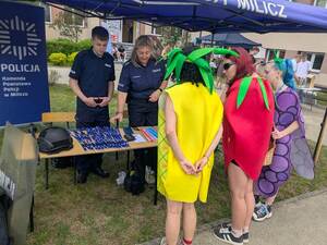 Policjanci na szkolnym pikniku w trakcie rozmowy z młodzieżą