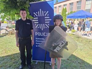 Policjanci na szkolnym pikniku w trakcie rozmowy z młodzieżą