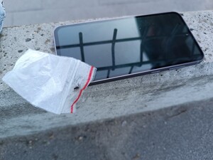 Odzyskany telefon i woreczek z narkotykami