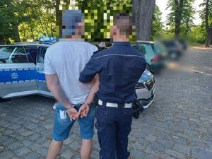 Policjant z zatrzymanym mężczyzną