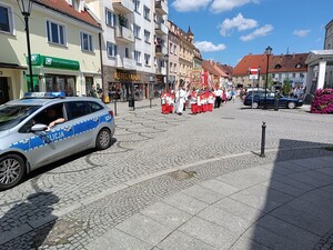Policjanci w trakcie zabezpieczania procesji w Boże Ciało