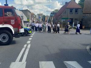 Policjanci w trakcie zabezpieczania procesji w Boże Ciało
