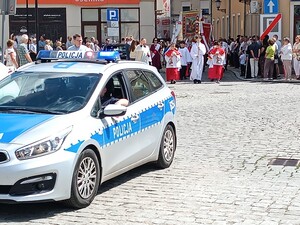 Policjanci w trakcie zabezpieczania procesji w Boże Ciało