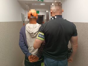 Policjant z zatrzymanym mężczyzną