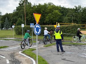 Uczniowie w trakcie egzaminu na kartę rowerową