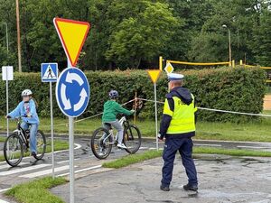 Uczniowie w trakcie egzaminu na kartę rowerową
