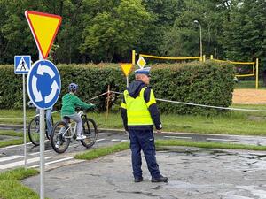 Uczniowie w trakcie egzaminu na kartę rowerową