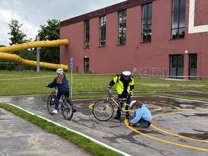 Uczniowie w trakcie egzaminu na kartę rowerową