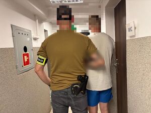 Policjant z zatrzymanym mężczyzną
