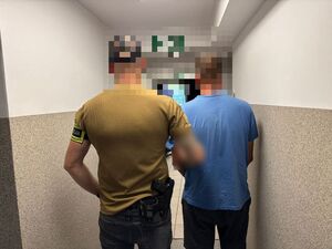 Policjant z zatrzymanym mężczyzną