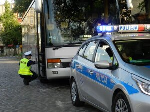 Zdjęcie poglądowe - policjant w trakcie kontroli  autobusu