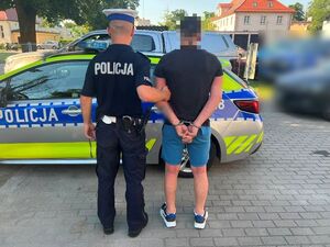 Policjant z zatrzymanym mężczyzną
