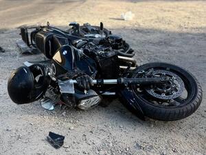 Uszkodzony motocykl leżący na drodze