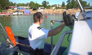 Zdjęcie poglądowe - policjant na motorówce