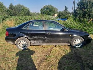 Uszkodzony samochód biorący udział w kolizji drogowej