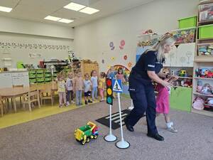 Policjantka w trakcie wizyty w żłobku