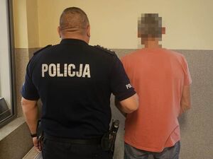 Policjant z zatrzymanym mężczyzną