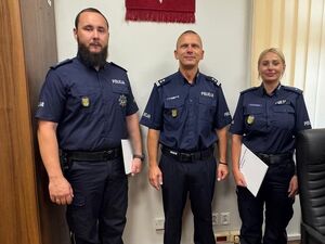 Zastępca Komendanta Powiatowego Policji w Miliczu wraz z awansowanymi policjantami