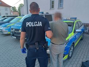 Policjant z zatrzymanym mężczyzną
