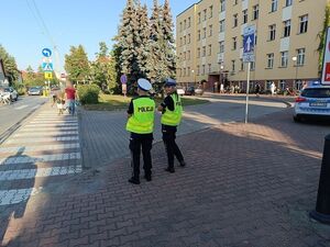Policjantki nadzorują ruch pieszych i pojazdów przy szkole