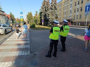 Policjantki nadzorują ruch pieszych i pojazdów przy szkole