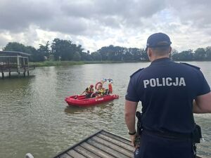 wspólne ćwiczenia na wodzie