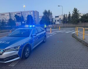 policjanci przy szkole