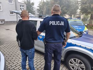 Policjant z zatrzymanym mężczyzną