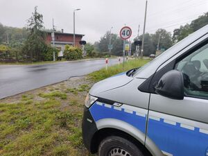 Radiowóz policyjny obok przejazdu kolejowego