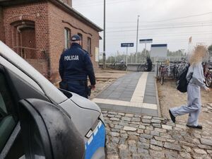 Policjant na dworcu kolejowym