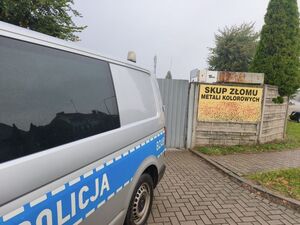 Policyjny radiowóz obok punktu skupu złomu