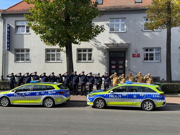 Policjanci oddają hołd policjantowi