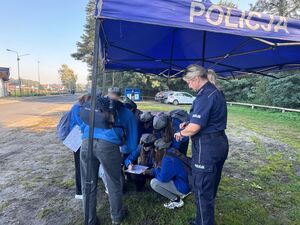 Policjanci w trakcie manewrów techniczno - obronnych dla harcerzy