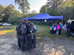 Policjanci w trakcie manewrów techniczno - obronnych dla harcerzy