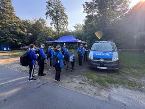 Policjanci w trakcie manewrów techniczno - obronnych dla harcerzy