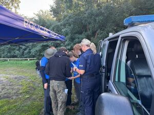 Policjanci w trakcie manewrów techniczno - obronnych dla harcerzy