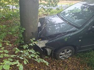 rozbite auto na drzewie