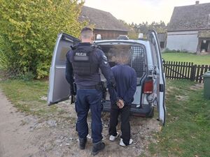 Policjant z zatrzymanym mężczyzną
