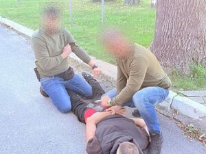 Policjanci w trakcie zatrzymania mężczyzny