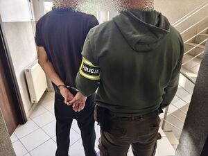 Policjant z zatrzymanym mężczyzną