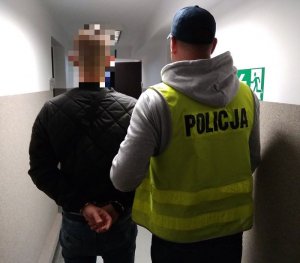 Policjanci zatrzymali mężczyznę, który był poszukiwany przez sądy i prokuratury z terenu całego kraju