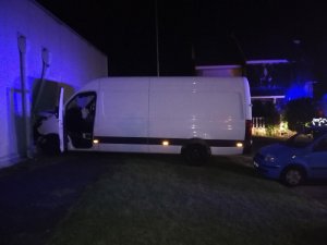 Mercedes Sprinter, którym kierował nietrzeźwy mężczyzna po uderzeniu w ścianę marketu